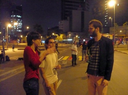 Laura Sobral (à esquerda, de vermelho) discutindo alguns pontos da implementação com outros colegas do movimento