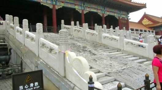 Piso entalhado com figuras de dragões na parte central das escadarias do Palácio Imperial