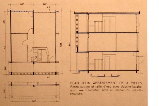 Planta baixa e corte esquemático do bloco de edifícios de três pavimentos. Observar a solução dada às esquadrias