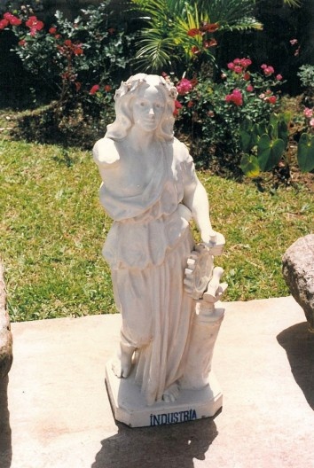 Indústria, escultura cerâmica da Fábrica das Devesas, em Ouro Preto, Brasil