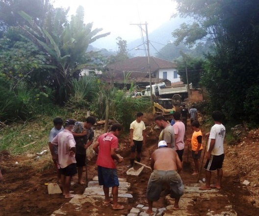 Reconstrução de caminhos pelos moradores do Caxambu após a chuva