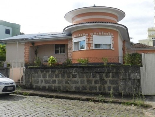 Residências de classes abastadas e médias térreas: complexidade de volumes. Localização: rua Henrique Almeida, Curitibanos