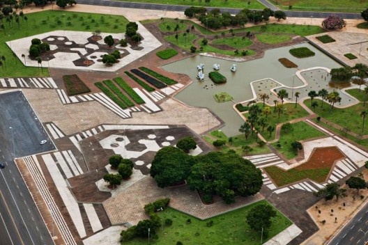 Praça de Cristal, Brasília, 1970. Paisagista Roberto Burle Marx