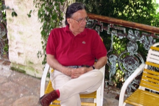 Lemos na varanda de sua casa em Ibiúna