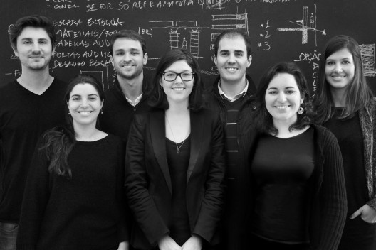 Atrás, Cássio Sauer, Lucas Valli, Diogo Valls e Jaqueline Lessa; à frente, Elisa Martins, Camila Thiesen e Angélica Rigo.