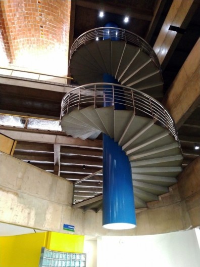 Centro Administrativo de Uberlândia, escada helicoidal, Uberlândia MG Brasil, 1993. Arquitetos Acácio Gil Borsoi, Janete Costa, Milton Leite Ribeiro, Marco Antônio Borsoi e Rosa Maria Chagas Aroucha / Milton Leite Arquitetos
