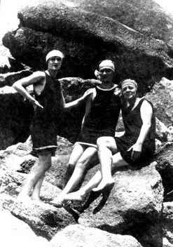 Moças na praia, cerca de 1935