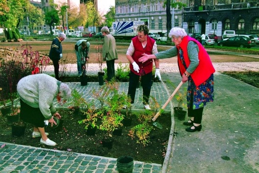Residentes participando de uma ação para plantar a vegetação no processo de reabilitação da Praça Máttiaz em Budapeste (Húngria)