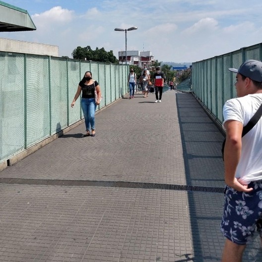 Travessia pela Estação Jardim Helena – Vila Mara, boa largura traz segurança aos ciclistas