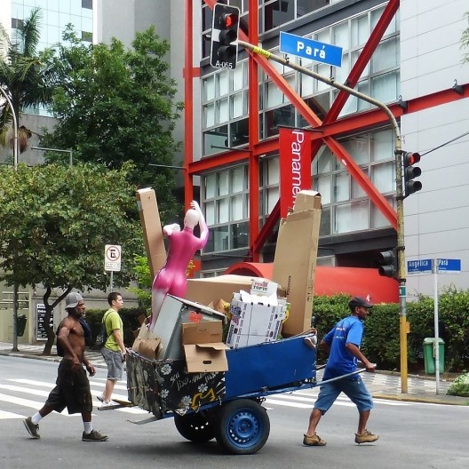 Antônio ruma para casa com carga completa; Charleine, assanhada, acena para os homens que cruzam seu caminho.