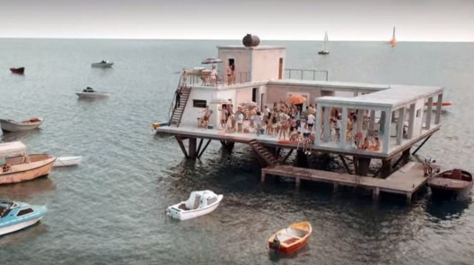 Cena do filme A incrível história da Ilha das Rosas, direção de Sydney Sibilia, 2020