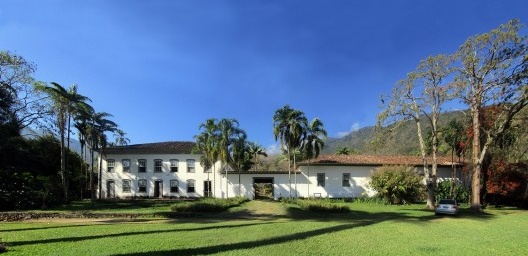 Sede da Fazenda Vargem Grande cercada por jardins de Burle Marx e equipe, sendo os principais no lado posterior do casarão, onde estão os espelhos d’água para plantas aquáticas e de solos encharcados