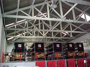 Seção de peças, com estrutura da cobertura e telhado da obra original preservados