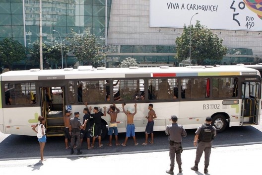 Viva a Carioquice. Operação Verão 2015 realizada antecipadamente em setembro de 2015. A Operação teve por objetivo coibir os arrastões na Zona Sul. Jovens negros vindos da periferia são revistados pela polícia e impedidos de chegar às praias da zona sul d