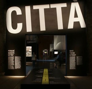 Exposição “Cidades. Arquitetura e Sociedade”, curadoria de Ricky Burdett, Corderie do Arsenal. 10ª Mostra Internacional de Arquitetura da Bienal de Veneza