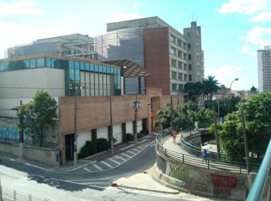 A (antiga) fábrica Alpargatas em nova roupagem e funcionalidade: ensino superior. Foto de fev. 2011