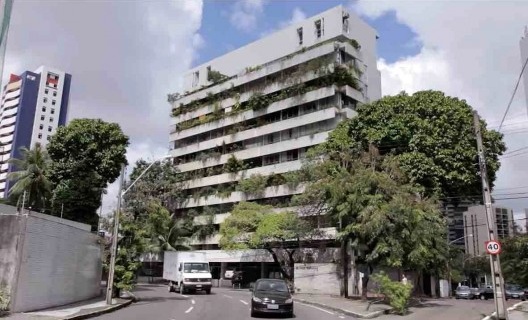 Edifício Villa Mariana inserido no contexto urbano