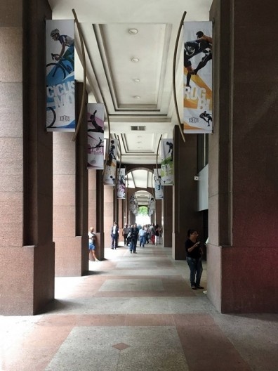 Edifício pós-moderno com pórticos no térreo, na esquina da praça Mauá com avenida Rio Branco, Rio de Janeiro RJ Brasil