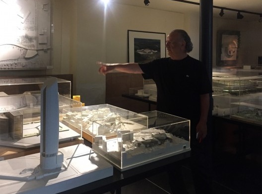 Rodo Tisnado mostrando o acervo de maquetes do Architecturestudio