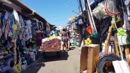 Vendedor ambulante na feira popular do bairro da Levada, Maceió AL