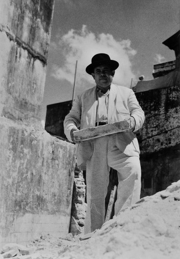 Ascenso Ferreira, poeta e amigo de Benício Whatley Dias, com tijolo de demolição em Recife, Pernambuco, 1946