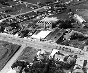 Prédios fabris (centro), residência empresário (1ª à esq.), vila operária (esq. fundos) – meados da dec. 50.