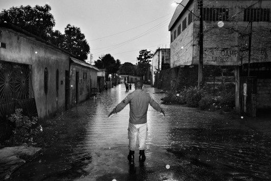 Bombeiro durante uma operação de resgate em bairro alagado de Manaus