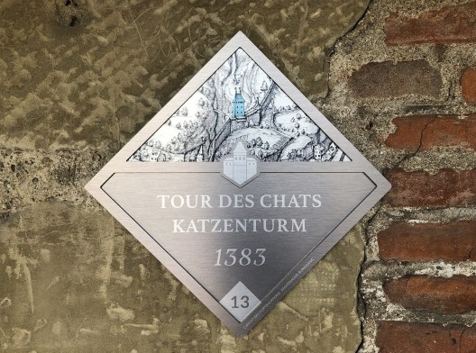 Placa de sinalização da rota dos muros e fortificações de Friburgo
