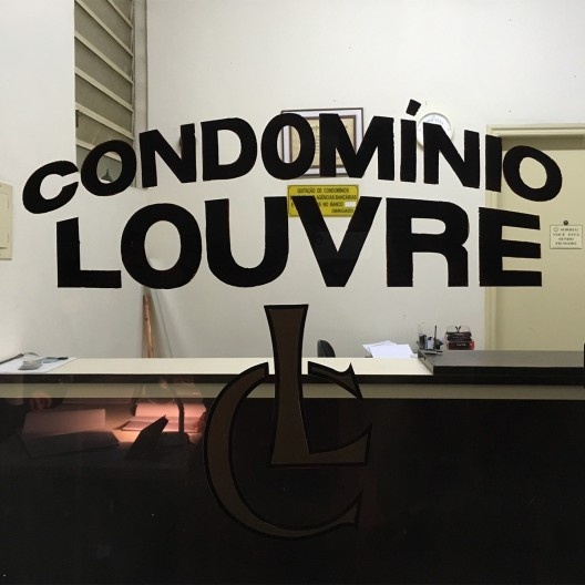 Pedro Gorski começa a montar na cabeça o curta-metragem de mistério que o acaso colocou diante de si. Primeira tomada, o nome do edifício gravado na porta de vidro da administração.