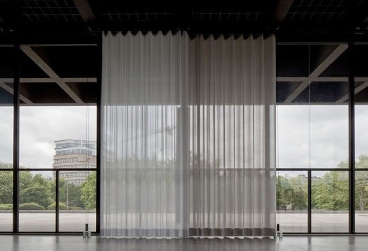 Amostras das cortinas semitransparentes para o grande hall do pavimento térreo, reconstruída originalmente na esquerda, modificada com uma transparência um pouco mais escura na direita