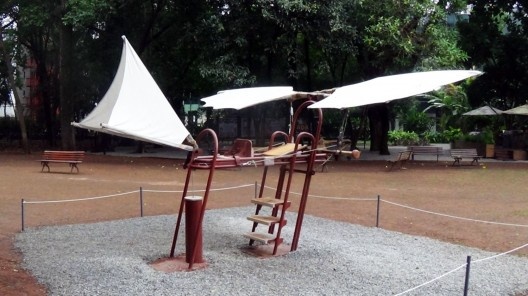 Ornitóptero de Leonardo da Vinci adaptado por Guto Lacaz