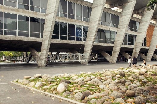 Instalação “À toa”, Museu de Arte Moderna do Rio de Janeiro, artista plástica Maria Baigur e arquiteto Adriano Carneiro de Mendonça e Antonio Pedro Coutinho
