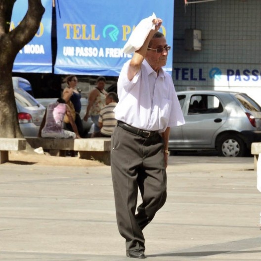 Idoso se protegendo da incidência solar direta