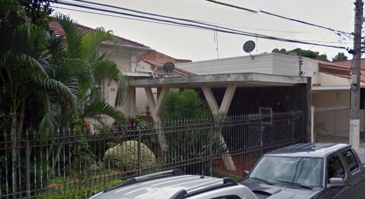 Residência com marquise sustentadas por colunas esculturais similares às do posto