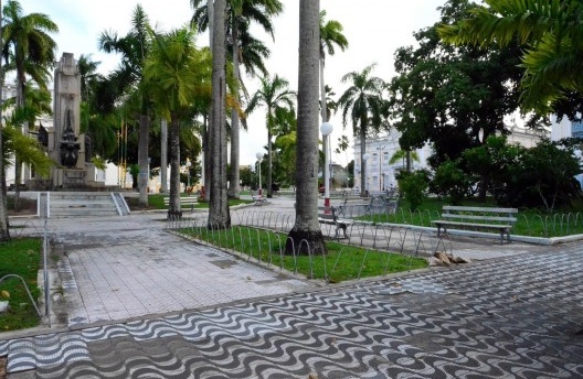 Troca do piso e bancos defeituosos na praça João Pessoa após reforma