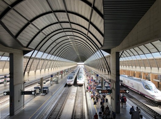 Plataformas de embarque/desembarque da Estação de Santa Justa