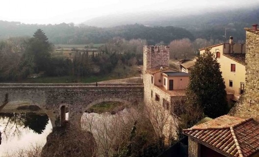 Vista da ponte e da entrada da cidade de Besalu