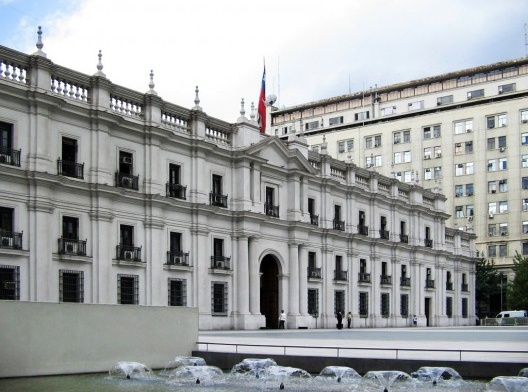 Palácio La Moneda, Santiago, Chile: inserção do Centro Cultural La Moneda no subsolo do pátio do Palácio