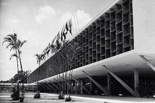 Elementos de apoio inclinados. Pavilhão dos Estados, São Paulo, 1051-54. Oscar Niemeyer