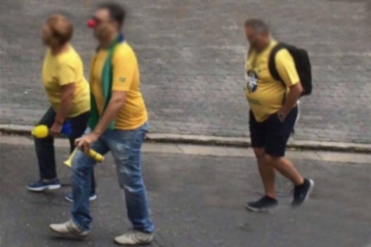 Pessoas rumando para a manifestação pró-impeachment ocorrida na Avenida Paulista, São Paulo, no dia 13 de março de 2016
