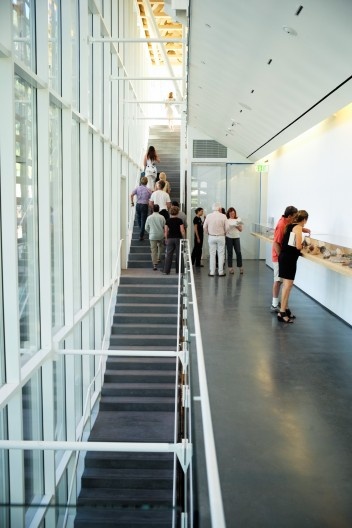 Novo Museu de Aspen, Colorado, espaços estreitos na fachada leste. Shigeru Ban Architects