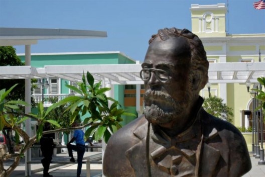 Estátua do poeta Manuel Maria Corchado y Juarbe, praça na cidade de Isabela