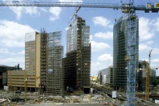 Potsdamer Platz, projeto urbano de Renzo Piano em construção, Berlim, anos 1990