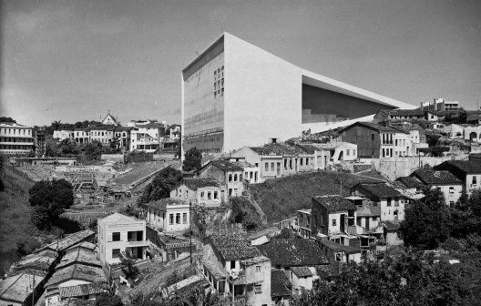 Teatro Castro Alves em etapa final de construção, arquiteto José Bina Fonyat Filho