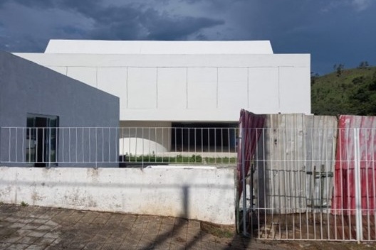 Balneário de Águas da Prata, descaracterização do conjunto com pintura em branco do concreto armado aparente