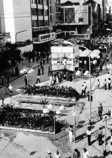 Comunicação sobre o espetáculo no Teatro Paiol no tótem informativo da rua XV de Novembro