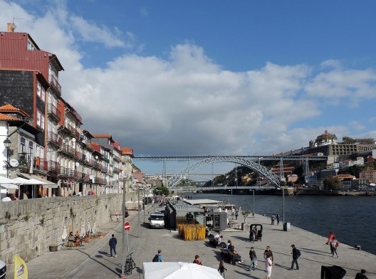 Porto, Ribeira, cartão postal da cidade com espaço público e casario reabilitados onde concentram-se os usos turísticos atraídos pelo rio Douro