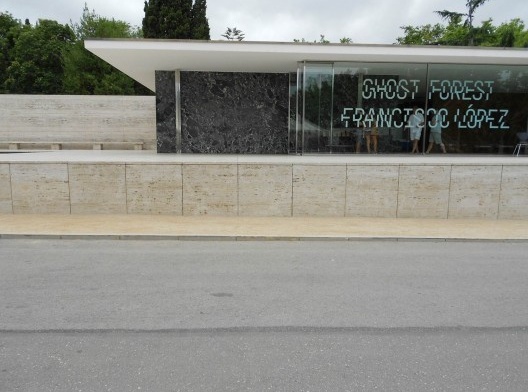 Mies van der Rohe, Pavilhão da Alemanha na Feira Internacional de Barcelona (1929/reconstruído em 1986). Detalhe do embasamento/plataforma