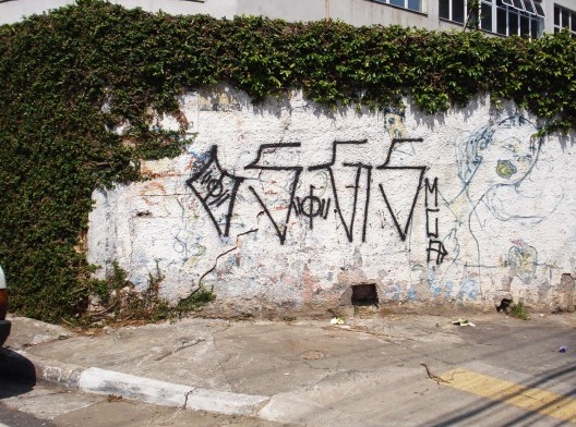 Exemplo de pixo reto (árabe-gótico) em um muro