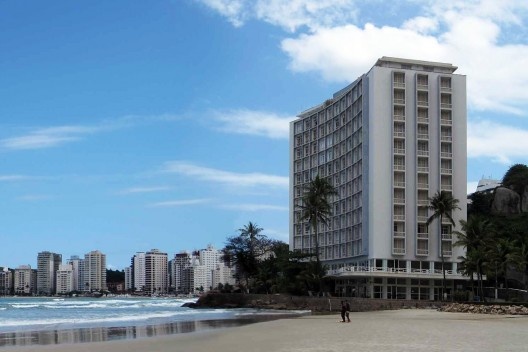 Edifício Sobre as Ondas, Guarujá, 1951. Arquitetos Oswaldo Corrêa Gonçalves e Jayme Campello Fonseca